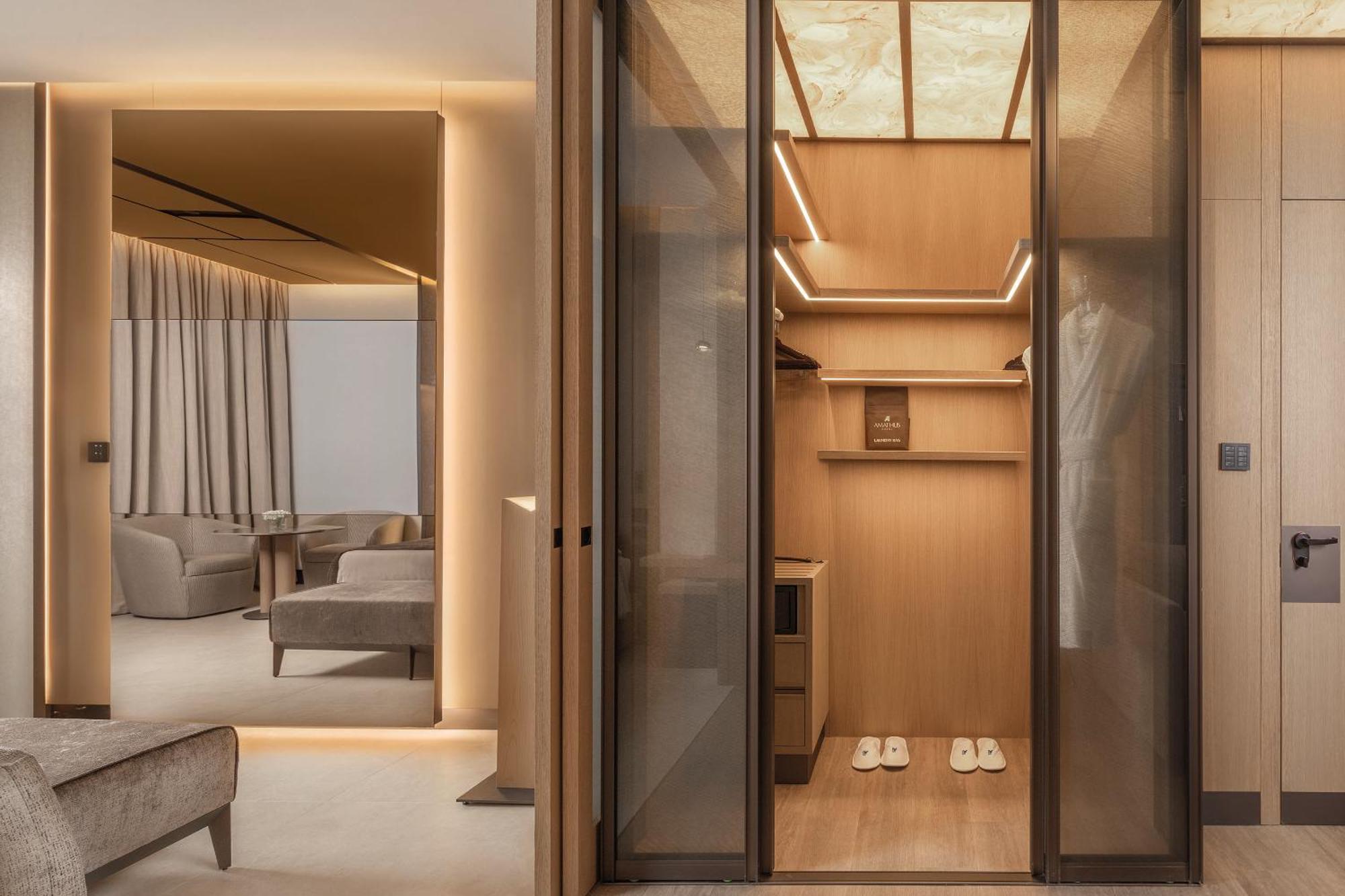 Amathus Beach Hotel Limassol Luaran gambar Interior of a 100m motor yacht